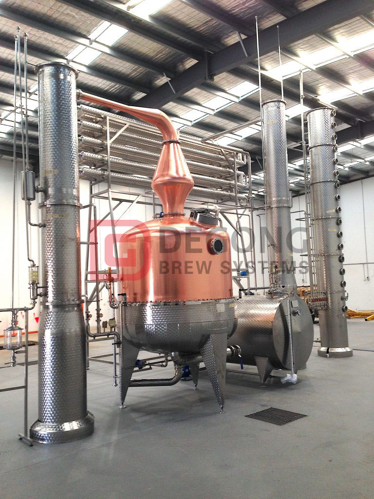 VodkaLight in Gaitneau, Quebec, Kanada, verfügt über einen DEGONG 2.000-Liter-Topf mit 2 Säulen sowie einen Distillery Mash Tun mit Schrotkasten, Gär-, Misch- und Lagerbehältern