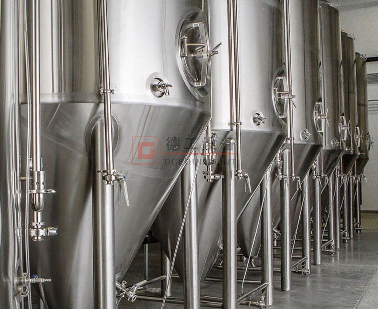 Kundenspezifischer Edelstahlmantelfermenter in der Bierbar des